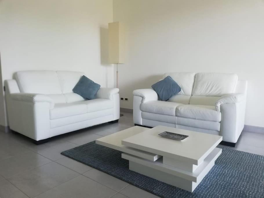 White-Blue Vibes, Seafront 2-Bedroom Apt Montesilvano Luaran gambar