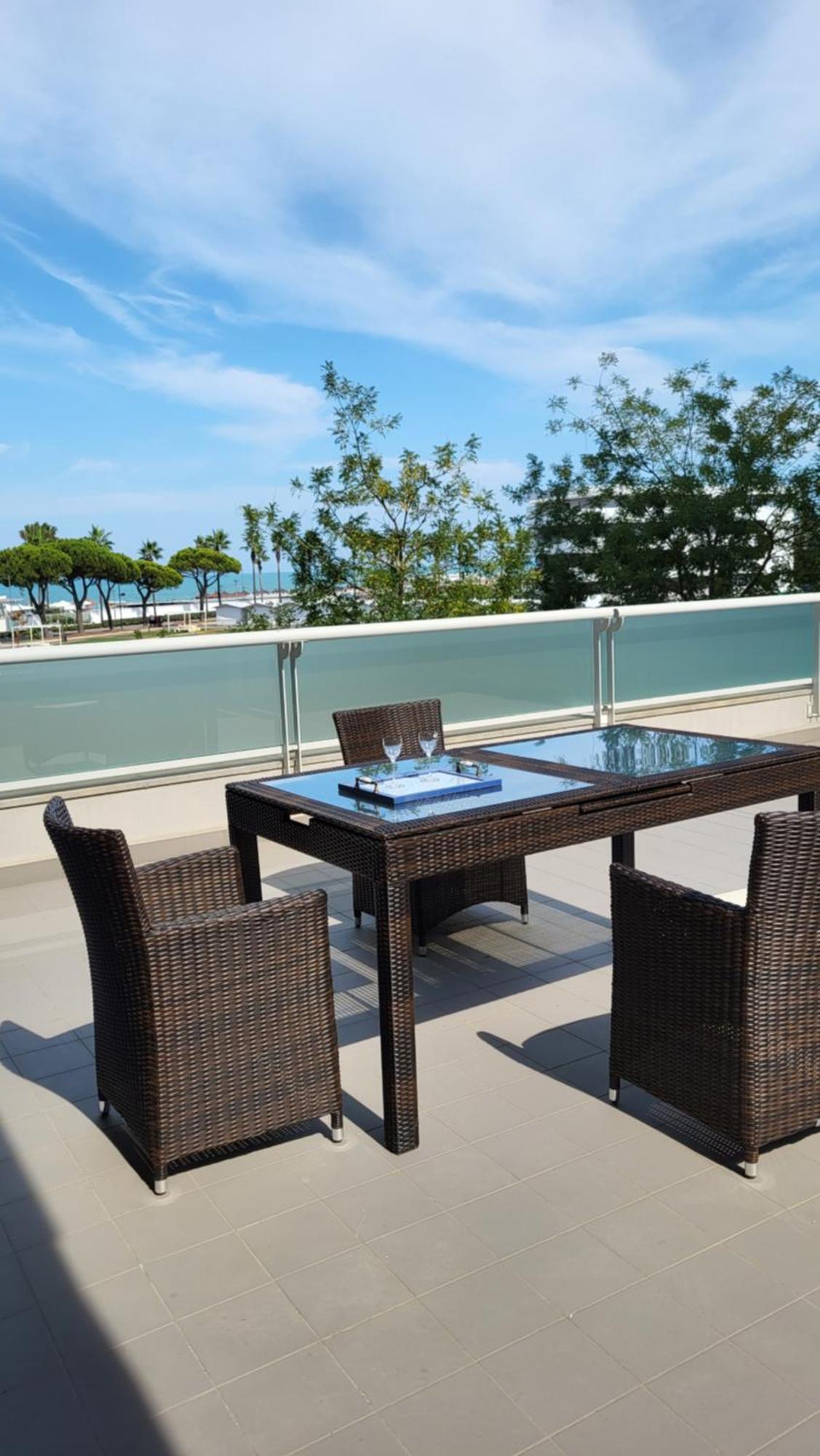 White-Blue Vibes, Seafront 2-Bedroom Apt Montesilvano Luaran gambar